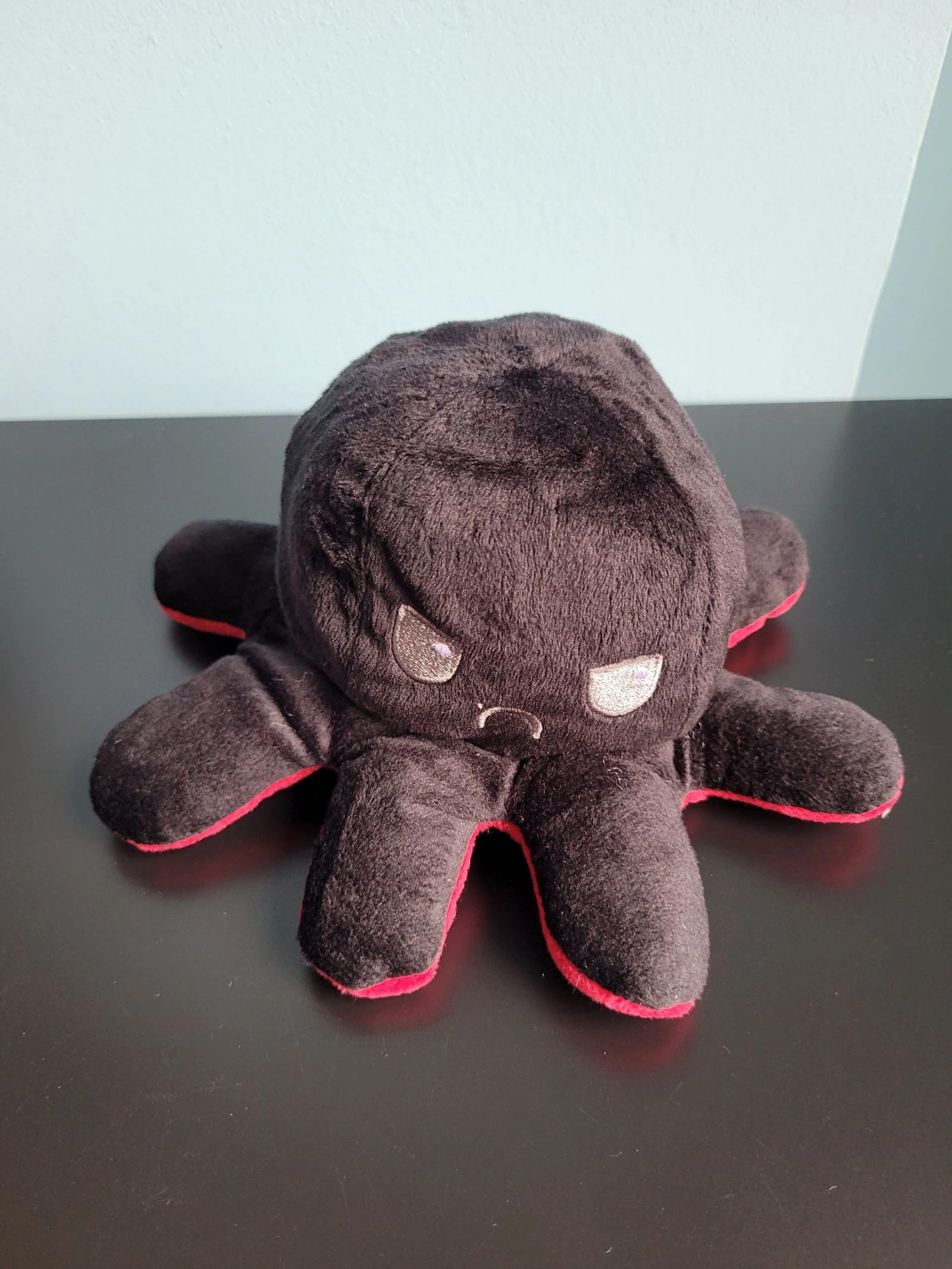 Peluche Pulpo Reversible (Rojo / Negro)